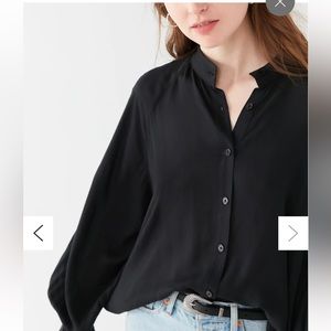 NWT Urban Outfitters Nat Collarless Button-Down Top in Black. Women’s Small